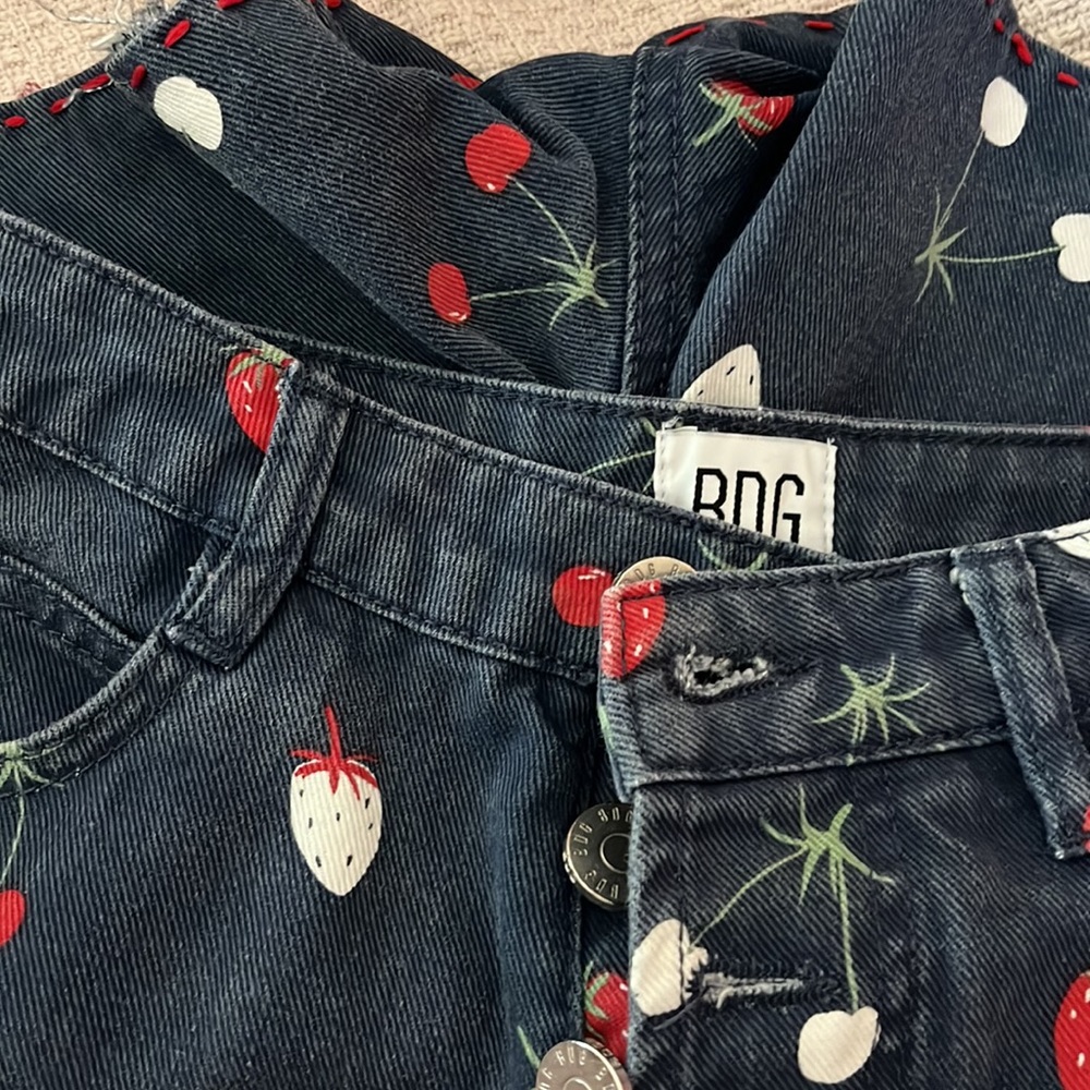 BDG strawberry button shorts. - Picture 12 of 12